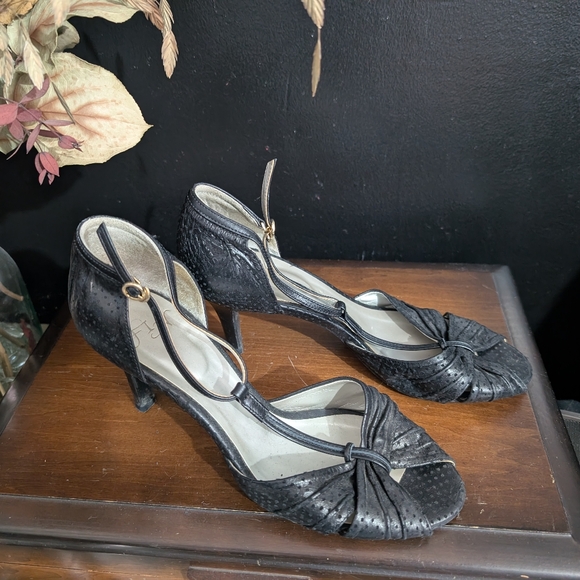 FIN black t-strap peep toe black leather sandals - Picture 2 of 10